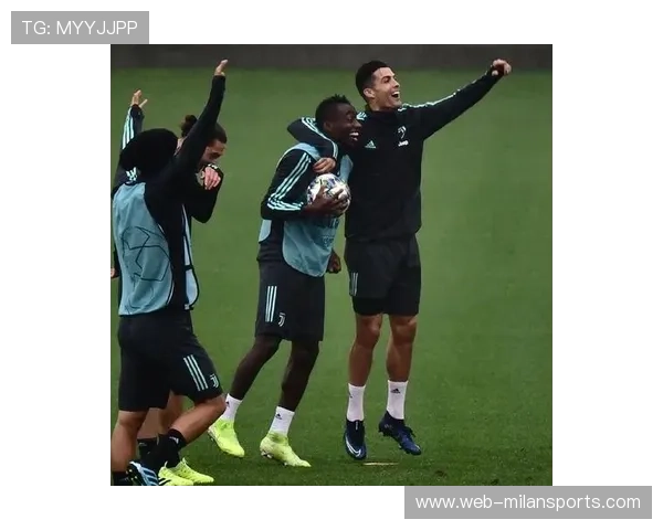 尤文中场在训练中练习“直塞—回撤—再插”的连贯套路